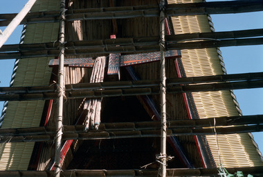 Tissu maa' suspendu en haut de la maison., Maa' fabric hung from the top of the house. (anglais), Kain maa’ digantungkan di atas rumah. (indonésien) la vignette