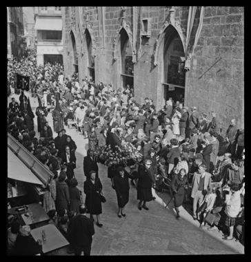 La procession arrive devant le palais de la Loge la vignette