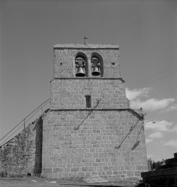 Eglise à clocher frontal (2 cloches). Cloche gauche avec inscription : fondue à Rodez par Triadou père et fils. 1878. Cloche droite : Breton  la vignette