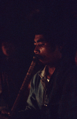 Joueur de flûte suling deata., Suling deata player. (anglais), Pemain suling. Suling deata, 1993. (indonésien) la vignette