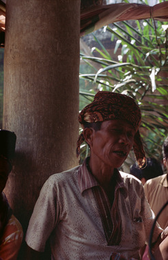 Un officiant psalmodiant le gelong maro, Sereale, 1993., An officiant chanting the gelong maro, Sereale, 1993. (anglais), Seorang pemangku adat sedang memantrakan gelong maro. Sereale, 1993.  (indonésien) la vignette