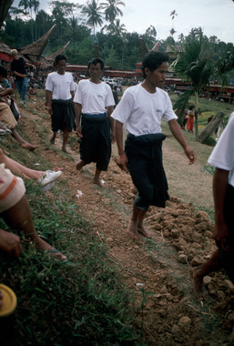 File d'hommes, Mengkendek, 1991., Line of men, Mengkendek, 1991. (anglais), Barisan lelaki, Mengkendek, 1991. (indonésien) la vignette