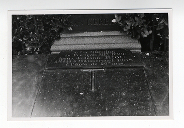 Cimetière de Roscoff. Monument à la mémoire de Johnnies mort en Angleterre pendant une campagne (French) thumbnail