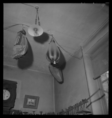 Atelier Pajot. Mandolines et vielles suspendues au plafond de l'atelier (French) thumbnail
