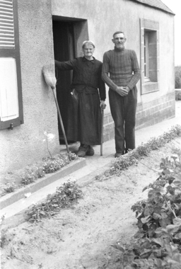 Madame Joséphine Bellec et son fils Yves devant leur maison (French) thumbnail