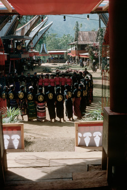 Badong, Penduan Ra'ba, 2001., Badong, Penduan Ra’ba, 2001. (anglais), Tarian badong, Penduan Ra’ba, 2001. (indonésien) la vignette