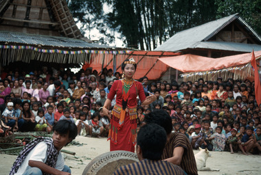Danse gellu', rituel catholique (ma'kurre sumanga'), 1993., Gellu’ dance, Tiroan, 1993. (anglais), Tarian gellu’, Bittuang, 1993. (indonésien) la vignette