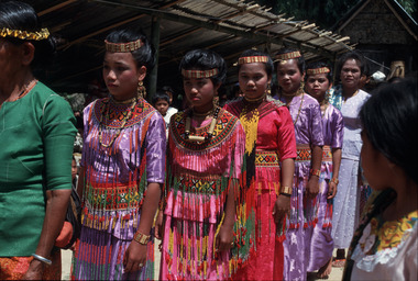 Arrivée des danseuses de gellu', Tiroan, 1993., Arrival of the gellu’ dancers. Tiroan, 1993. (anglais), Kedatangan para penari gellu’. Bittuang, 1993. (indonésien) la vignette