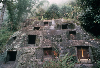 Sépultures toraja, 1991., Toraja tombs, 1991. (anglais), Makam Toraja, 1991. (indonésien) la vignette