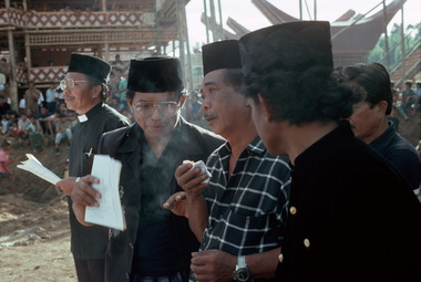 Family of the dead woman Ne' Sakkung, Tapparan, 1993 (Notice the dog-collar)., Parents de la défunte Ne' Sakkung, Tapparan, 1993. (French), Saudara-saudara mendiang Ne’ Sakkung, Tapparan, 1993. (Indonesian) thumbnail