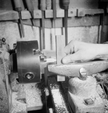Place de la Mairie. Fabrication d'un tambourin dans l'atelier de Marius Fabre. Atelier des machines : vérification du calibre la vignette