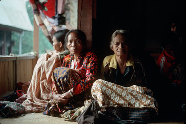 Chanteuses de dondi' à l'aube, Pangngala', 1991., Dondi’ singers at dawn, Pangala', 1991. (anglais), Penyanyi dondi’ pada waktu subuh, Pangngala’, 1991. (indonésien) la vignette