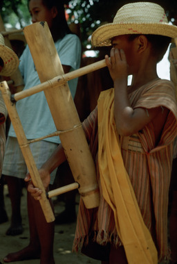 Trompe monophone jouée par un enfant, Sangngalla', 1991., Monophonic horn played by a child, Sangalla', 1991. (anglais), Alat musik tiup satu nada dimainkan oleh seorang anak, Sangngalla’, 1991.  (indonésien) la vignette