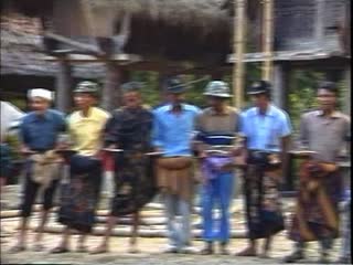 VIDEO : Répétition des chœurs dandan et simbong à Baruppu', août 1993., VIDEO: Rehearsal of dandan and simbong choruses, Baruppu', August 1993. (anglais), Latihan kor dandan dan simbong di Baruppu’, Agustus 1993. (indonésien) la vignette