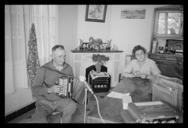 Pierre Juglin jouant de l’accordéon diatonique de marque Dedenis en compagnie de Madeleine Labat la vignette