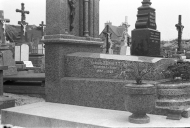 Sépulture de la famille Ernoult avec la mention Pilote de la Seine au cimetière de l'île (French) thumbnail