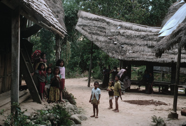 Dans un village à Mamasa, 1993., In a village at Mamasa, 1993. (anglais), Pada sebuah kampung di Mamasa, 1993. (indonésien) la vignette