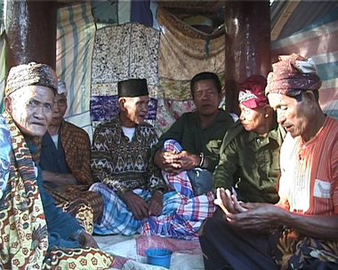 Groupe d'officiants to minaa lors des funérailles de Ne' Sulo, 2000., Group of to minaa at Ne’Sulo’s funerals, 2000. (anglais), Kelompok pemangku adat to minaa pada saat upacara pemakaman Ne’ Sulo, 2000. (indonésien) la vignette