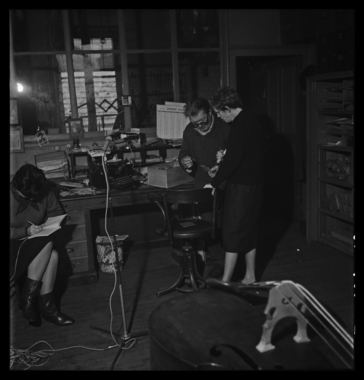 Atelier Pajot, au cours de l'enquête dans le magasin de Pajot. Claudie Marcel-Dubois, Marie-Marguerite Pichonnet-Andral et Monsieur Pajot pendant l'enregistrement (French) thumbnail