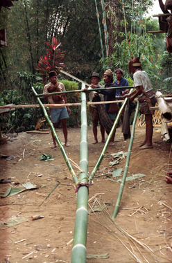 Construction d'un mât cérémoniel, Sereale, 10 novembre 1993., Construction of a mast, 10 November 1993, Sereale. (anglais), Pendirian sebuah bendera, 10 November 1993, Sereale. (indonésien) la vignette
