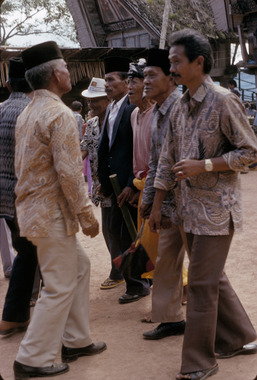 Danse maro lors d'un mariage, à Buntao', 1993., Maro dance at a wedding, at Buntao’, 1993. (anglais), Tarian maro pada suatu pesta pernikahan, Buntao’, 1993. (indonésien) la vignette
