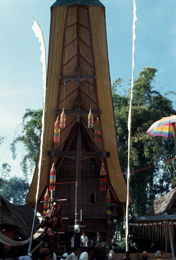 Pendentifs cérémoniels kandaure suspendus à la maison lors d'un rituel catholique (ma'kurre sumanga'), Tiroan, 1993., Kandaure pendants hung from the house during a bua’ kasalle, Tiroan, 1993. (anglais), Leontin keramat kandaure yang digantungkan pada rumah pada saat pesta bua’ kasalle, Tiroan, 1993. (indonésien) la vignette