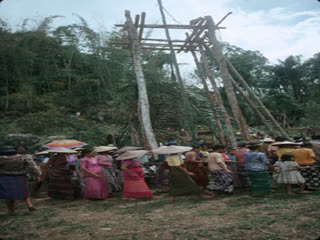 Tourner autour de la tour, rituel bua' kasalle, Deri, 1993., Turning around the platform, bua’ritual, Deri, 1993. (anglais), Berkeliling di sekitar menara gorang, ritus bua’, Deri, 1993. (indonésien) la vignette