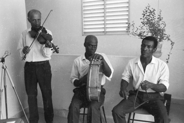 Monsieur Gaston Morty, informateur musicien jouant avec deux autres instrumentistes du village (au tambour et au triangle) la vignette