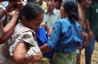 Transe féminine, Sereale, 1993., Female trance, maro ritual, Sereale, 1993. (anglais), Para wanita yang kesurupan pada saat ritus maro, Sereale, 1993. (indonésien) la vignette