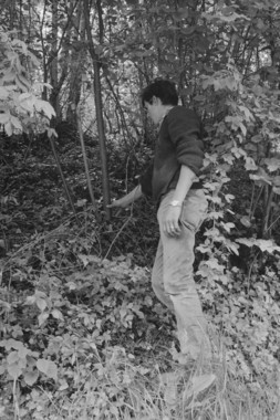 Fabrication d’un hautbois d’écorce. Choix du noisetier dans les bois (René Marot, 17 ans) la vignette