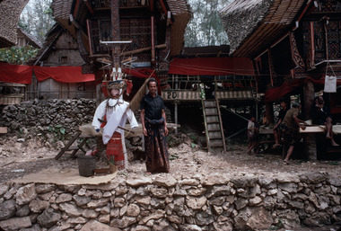 26. Effigie tau-tau, à Bokko, septembre 1993, 26. The effigy (tau-tau) at Bokko, September 1993. (anglais), 9). Patung tau-tau, Bokko, September 1993. (indonésien) la vignette