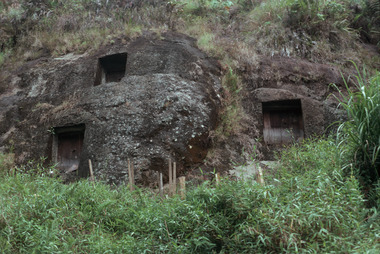 Toraja tombs., Sépultures toraja. (French), Makam Toraja. (Indonesian) thumbnail
