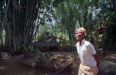 To minaa Ne' Ambaa, décédé en 1994, ici en 1993, durant les funérailles d'Indo' Serang à Randanan., Ne’Ambaa, who died in 1994, here in 1993, during the funeral of Indo' Serang at Randanan. (anglais), To minaa Ne’ Ambaa, meninggal tahun 1994, foto ini dibuat tahun 1993, pada saat upacara pemakaman Indo’ Serang di Randanan. (indonésien) la vignette