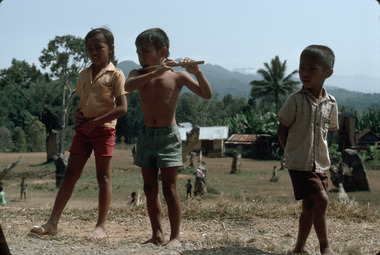 Flûtes latérales, pays toraja, 1993., Transverse flutes, Toraja country, 1993. (anglais), Suling-suling samping, Tanah Toraja, 1993. (indonésien) la vignette