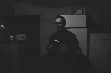 M. Vidal (André) jouant de l'accordéon. la vignette