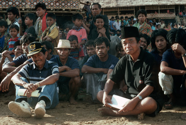 Public dans une cérémonie funéraire, 1993., Public at a funeral ceremony, 1993. (anglais), Publik dalam sebuah upacara pemakaman, 1993. (indonésien) la vignette