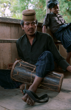 Drum (gendang) of the Kajang at Tana Toa, Bulukumba, Makassar region, South Sulawesi. Two-headed drum. Sound example: Kelong Jaga Lea-Lea (Chorus, soloist and gendang drum) recorded in 1991 by S. Serafini., Tambour gendang à Tana Toa, Kajang, Bulukumba, pays makassar, sud de Sulawesi. Kelong Jaga Lea-Lea (Choeur, soliste et tambour gendang), enregistré en 1991 par S. Serafini. (French), Gendang di Tana Toa, Kajang, Bulukumba, negeri Makassar, Sulawesi Selatan. Gendang dengan dua kulit. Contoh bunyi: Kelong Jaga Lea-Lea (paduan suara, solis dan gendang) direkam pada tahun 1991 dengan S. Serafini.  (Indonesian) thumbnail