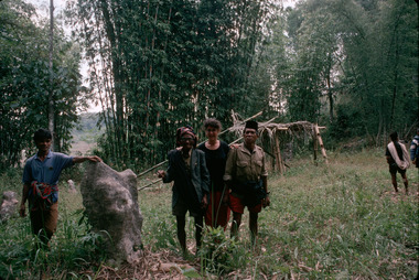 14. Le monolithe planté, Bokko, 1993., 14. The monolith planted, Bokko, 1993. (anglais), Monolit yang didirikan, Bokko, 1993. (indonésien) la vignette