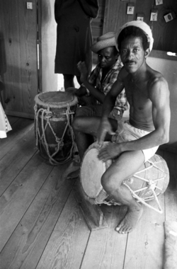 Messieurs Marcel Lolia et Anthème Brabant jouant des tambours dits "boula" et "marqué" la vignette