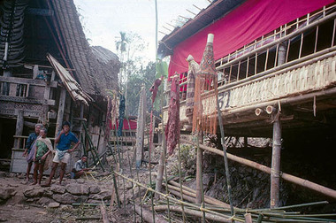 Bannières tombi à Bokko, 1993., Tombi banners at Bokko, 1993. (anglais), Panji-panji tombi di Bokko, 1993. (indonésien) la vignette