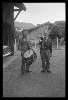 Hubert Pontreau, chef de la clique Soustonnaise, jouant du clairon avec son fils René au tambour (French) thumbnail