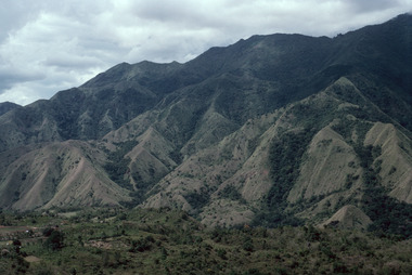 Towards the mythical site, near Enrekang, 1993., Vers le lieu mythique, près d'Enrekang, 1993. (French), Menuju negeri mistis, dekat Enrekang, 1993. (Indonesian) thumbnail