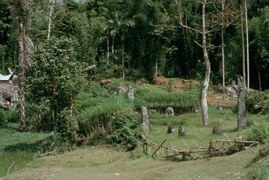 Champ de mégalithes, 1993., Megalith field, 1993. (anglais), Arena megalit, 1993. (indonésien) la vignette