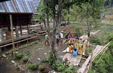 To the east of the rice granary, during the bua’ kasalle, rites for the officiated women tumbang, Bamba (Deri), 1993., À l'est du grenier à riz, pendant un rituel bua' kasalle, à Bamba (Deri), 1993, lors d'un rite pour les officiées. (French), Pada bagian timur lumbung padi, pada sebuah kegiatan ritual bua’, Bamba, Deri, 1993. Ritus untuk para pelaksana tumbang. (Indonesian) thumbnail
