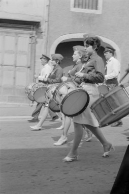 Après-midi du 14 juillet : départ du défilé ("Lyre châtillonnaise", étendard, majorettes). la vignette