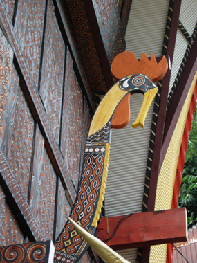 Katik sculpté sur une façade de maison., Katik carved on a house façade. (anglais), Katik yang diukir di bagian depan rumah.  (indonésien) la vignette
