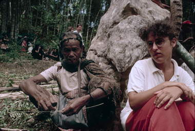 L'ethnologue avec un « officié », aux funérailles de Bokko en 1993., With an officiated, Bokko 1993. (anglais), Dengan seorang petugas lapangan, Bokko, 1993. (indonésien) la vignette