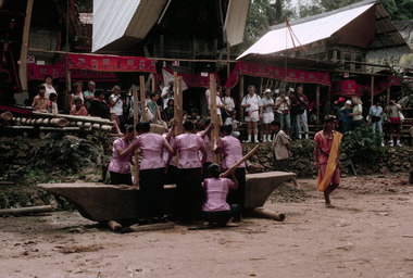 À Tallung Lipu, lors de l'accueil des invités, 1993., At Tallung Lipu, to welcome guests, 1993. (anglais), Di Tallung Lipu, untuk menyambut para undangan, 1993.  (indonésien) la vignette
