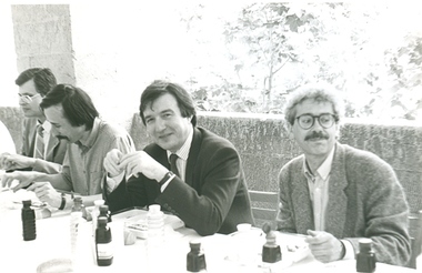 Vue prise lors du repas, de gauche à droite : homme non identifié, Bernard Lepetit, Jean Bazin, Luc Boltanski la vignette