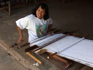VIDEO : Tisserande toraja à SangKombong, Canton Sa'dan, 2005., Toraja weaver at SangKombong, Sa'dan district, 2005. (anglais), VIDEO: Penenun Toraja di SangKombong,  Sa'dan, 2005. (indonésien) la vignette
